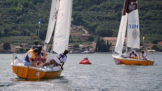 Blind Sailing, Match Racing, two boats head toward the mark